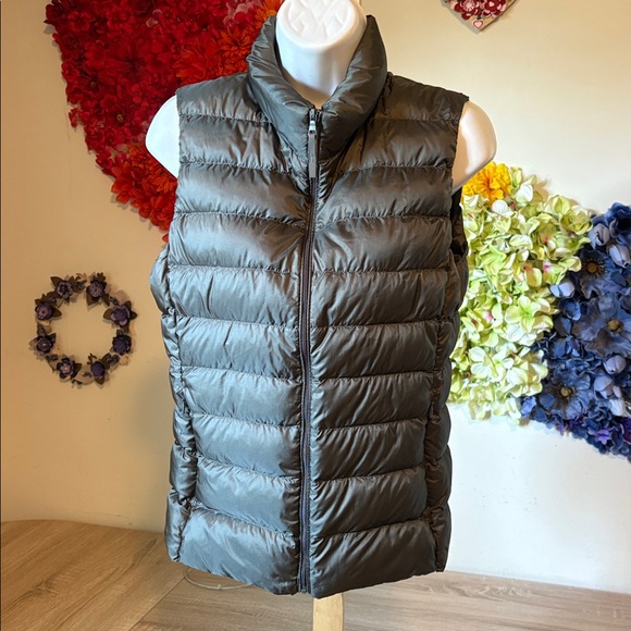 Uniqlo green grey ultra light vest EUC - Picture 5 of 10